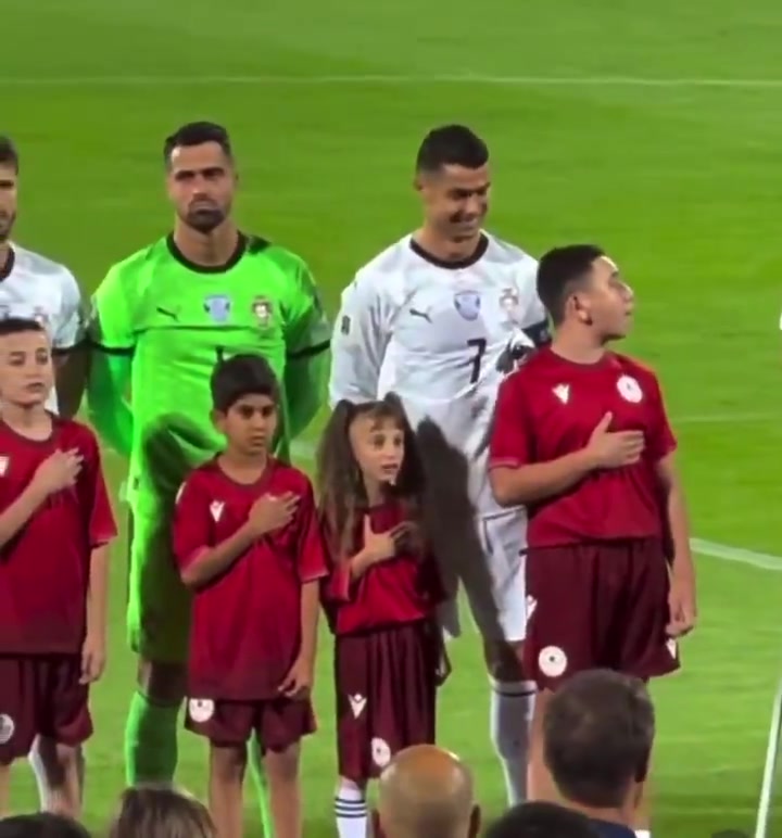 身前的球童唱歌特别卖力C罗笑了笑拍拍球童肩膀给你比大拇指