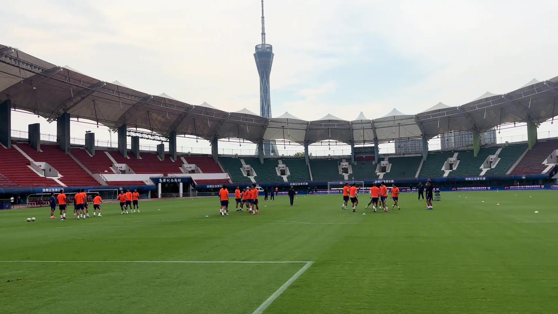 泰山队赛前头球接力训练看看谁失误了