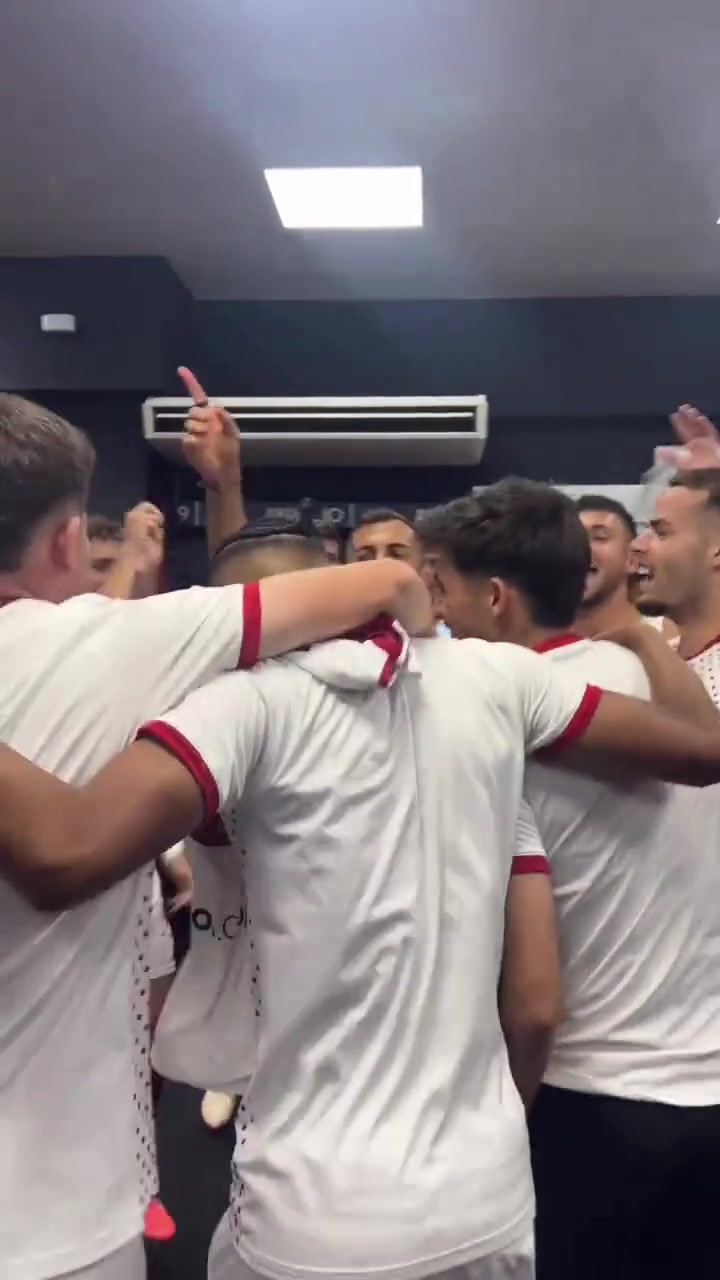 十年来首胜塞维利亚4-1大胜巴萨赛后球员们在更衣室疯狂庆祝