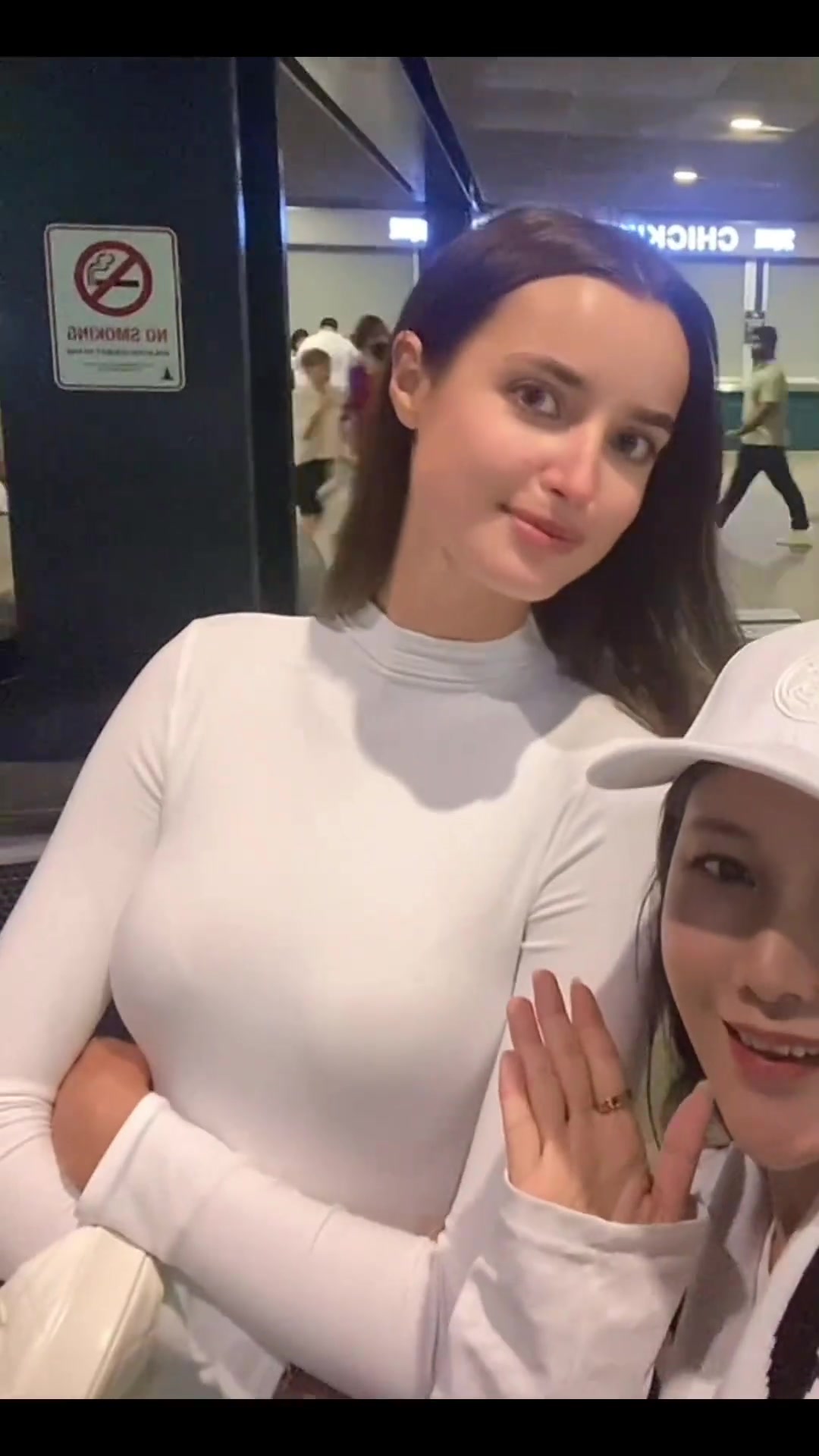 阿诺德眼光真不错球迷世俱杯看皇马比赛偶遇阿诺德女友