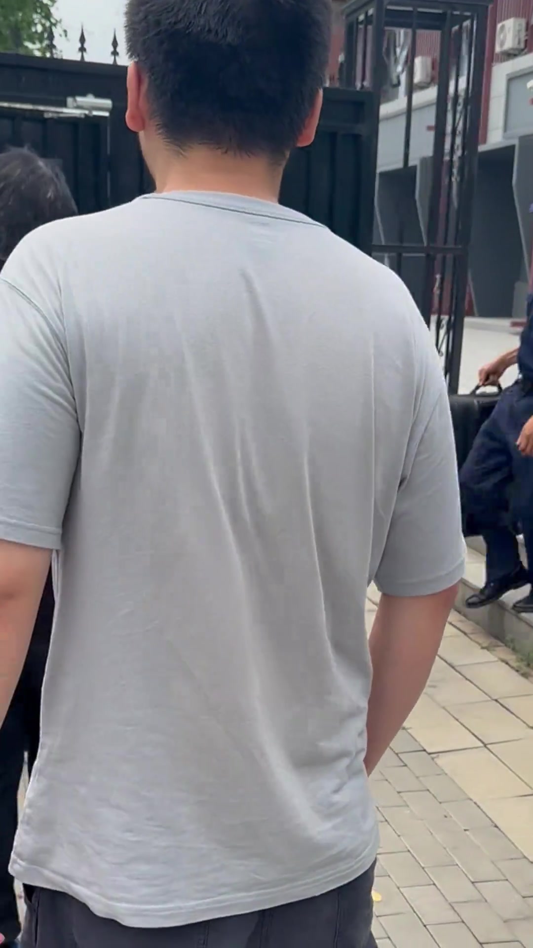 博主埃莱夫赛晒实拍国安将帅兵发郑州王刚耐心给球迷签名