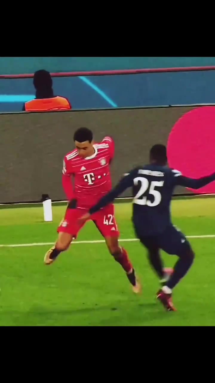 欧冠因伤缺席太可惜了穆西亚拉听说你是世一左我来会会你