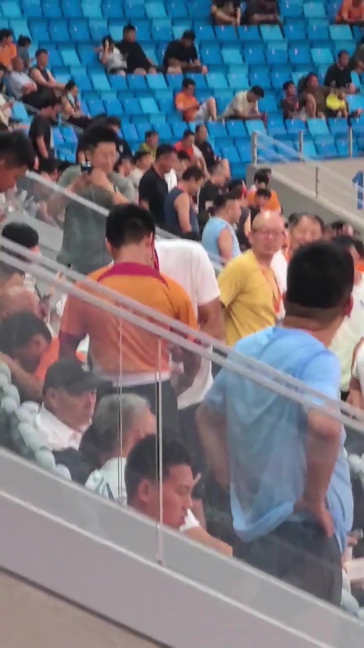 侦察敌情球迷拍到国安主帅塞蒂恩观看海牛vs蓉城比赛