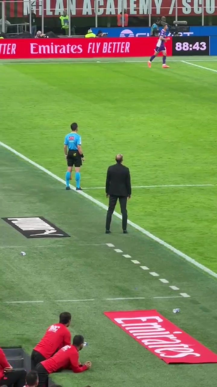 球迷实拍阿莱格里在场边呼叫球员登场