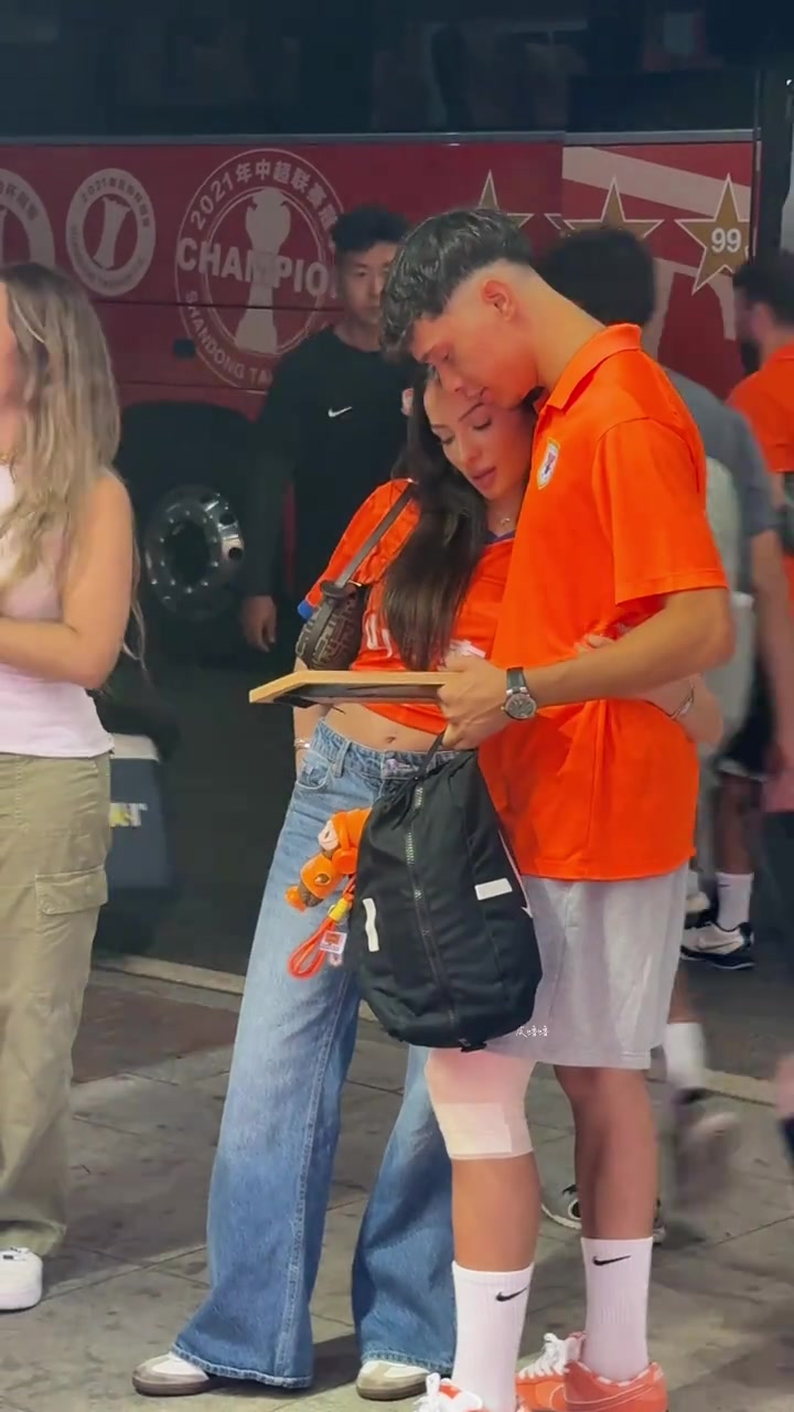 好甜赛后李小恒与女友秀恩爱泽卡妻子甜蜜比心这一幕太美好