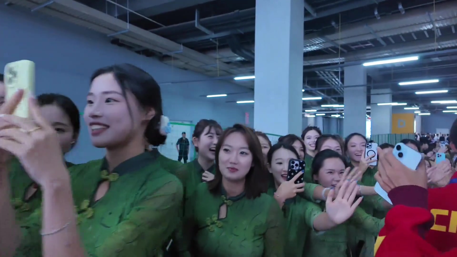 这一刻体会到了大学里当球员的阳光活力青春感