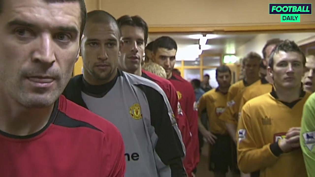 不愧是队长看着基恩走出球员通道曼联众将也跟随走了出去