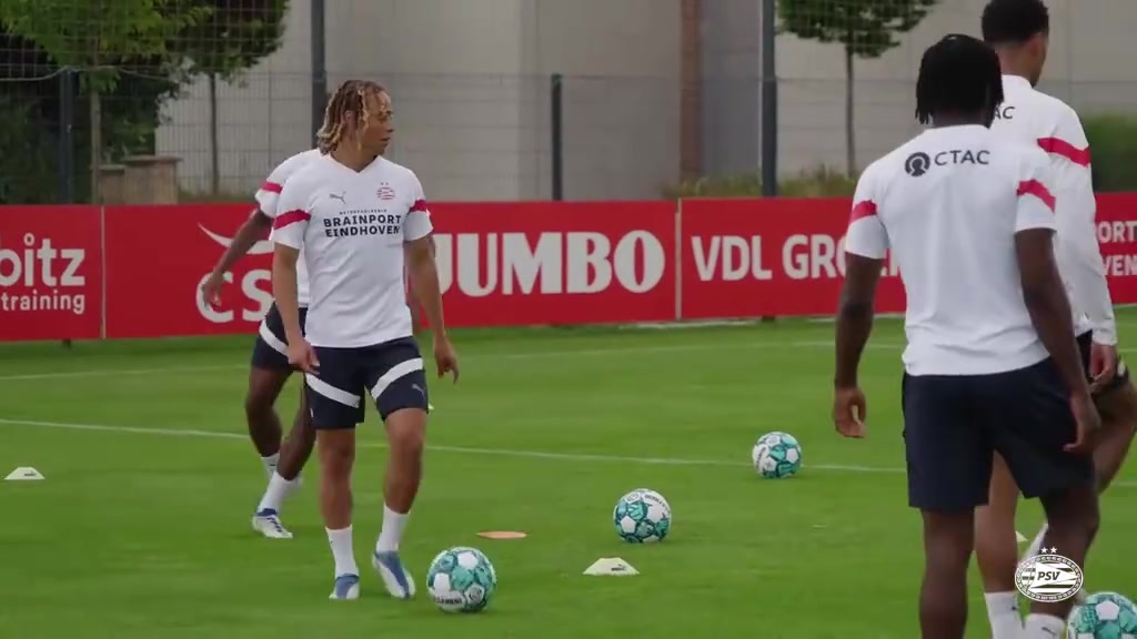 好几个成长为顶级球队的核心埃因霍温多年前的1V1训练