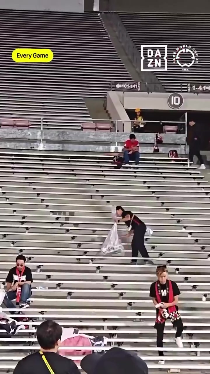 世俱杯全败出局赛后浦和红钻球迷收拾看台上的垃圾