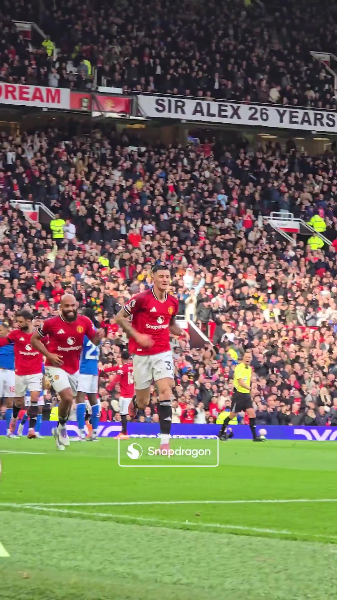 现场实拍舍什科进球后挥拳庆祝