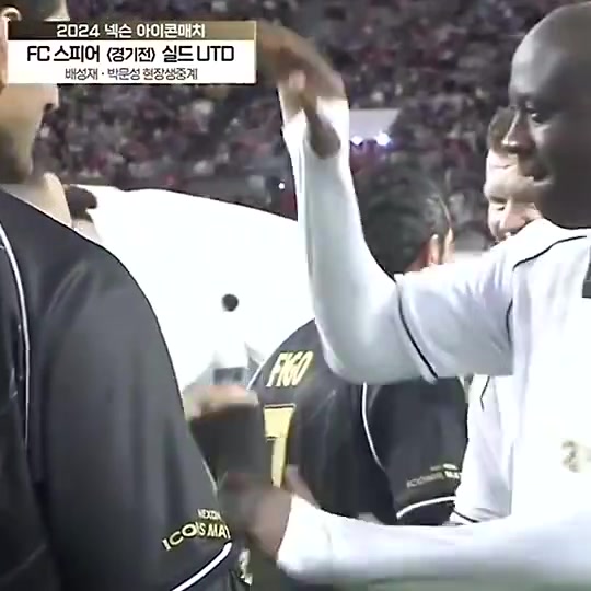 最好的足球名场面亚亚图雷对阿扎尔这一下有让你回到当年吗