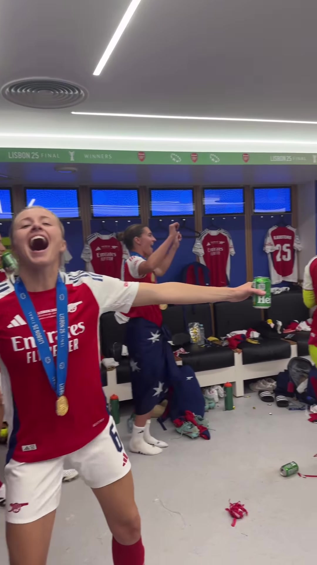 妖娆时刻阿森纳女足夺欧冠后在更衣室开派对集体扭起了胯