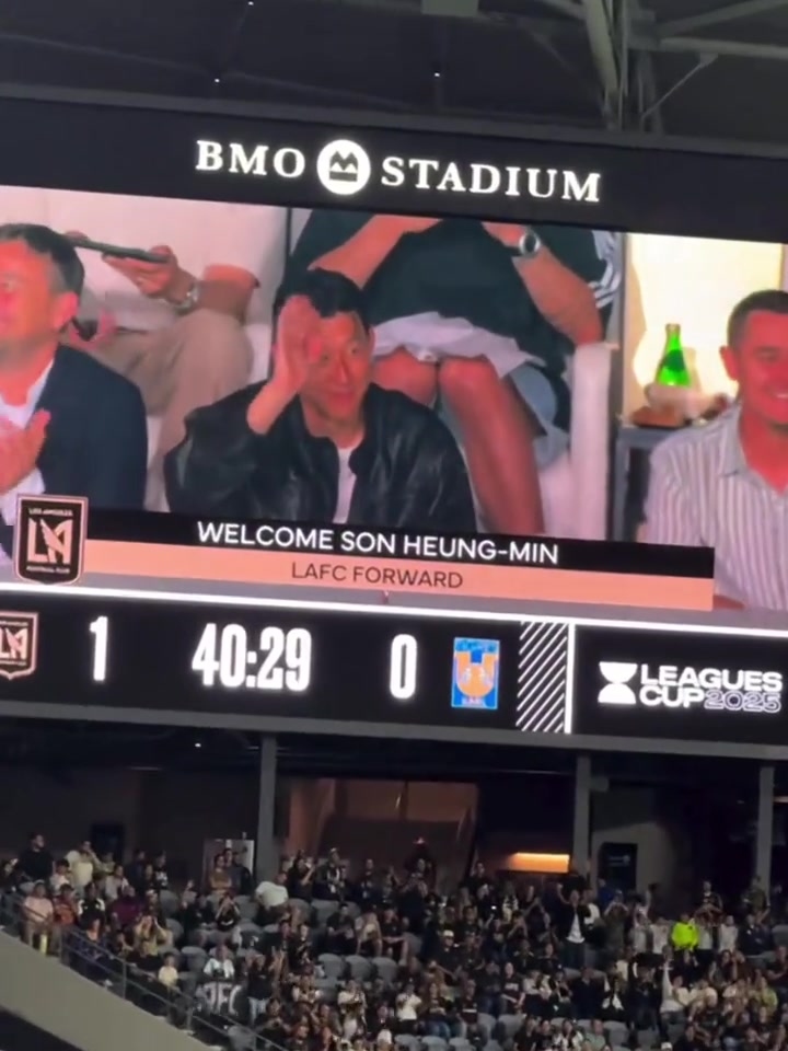 球场宣洛杉矶FC主场大屏幕写着欢迎孙兴慜洛杉矶FC前锋