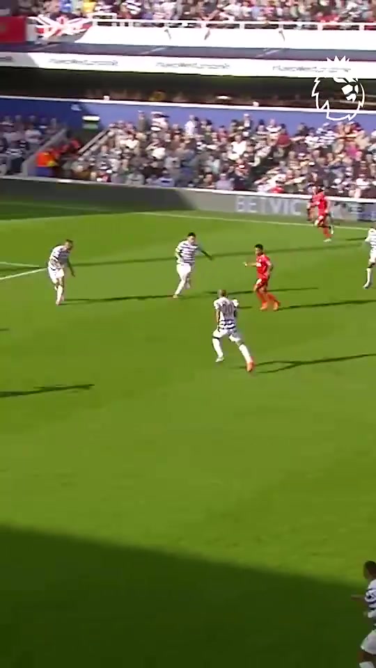 难道这就是传承名场面巴洛特利踢飞空门斯特林就在他的身后