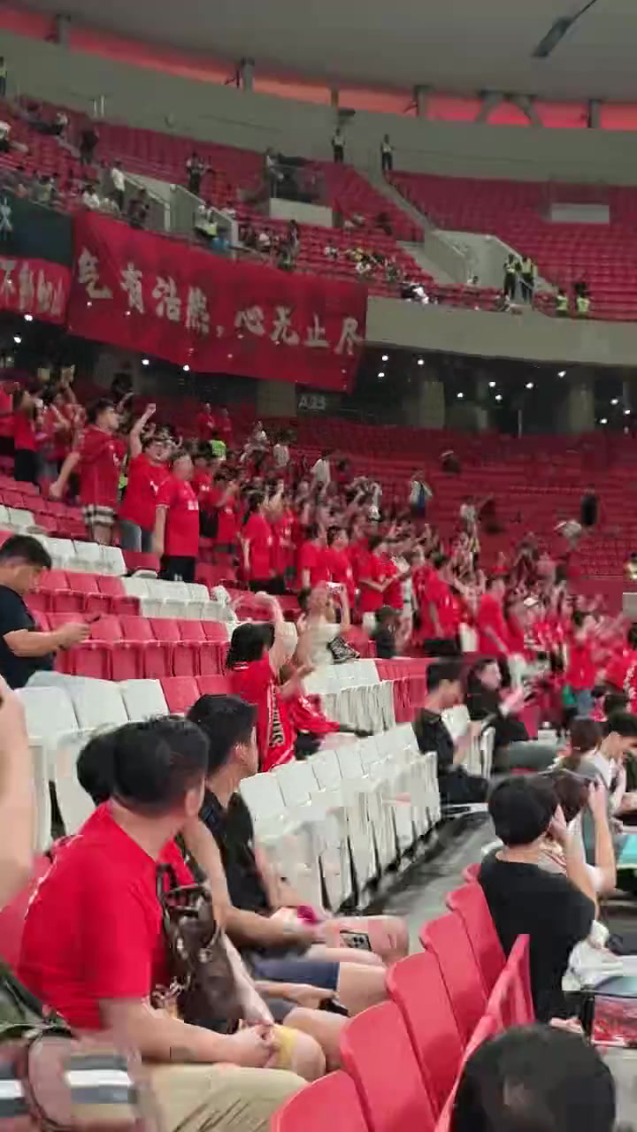 苏超给力实拍苏超盐城啦啦队为上海海港亚冠比赛加油助威