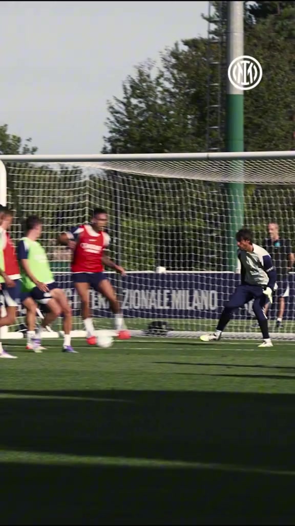 备战国米球迷看上去劳塔罗在训练场上的脚风还是蛮顺的