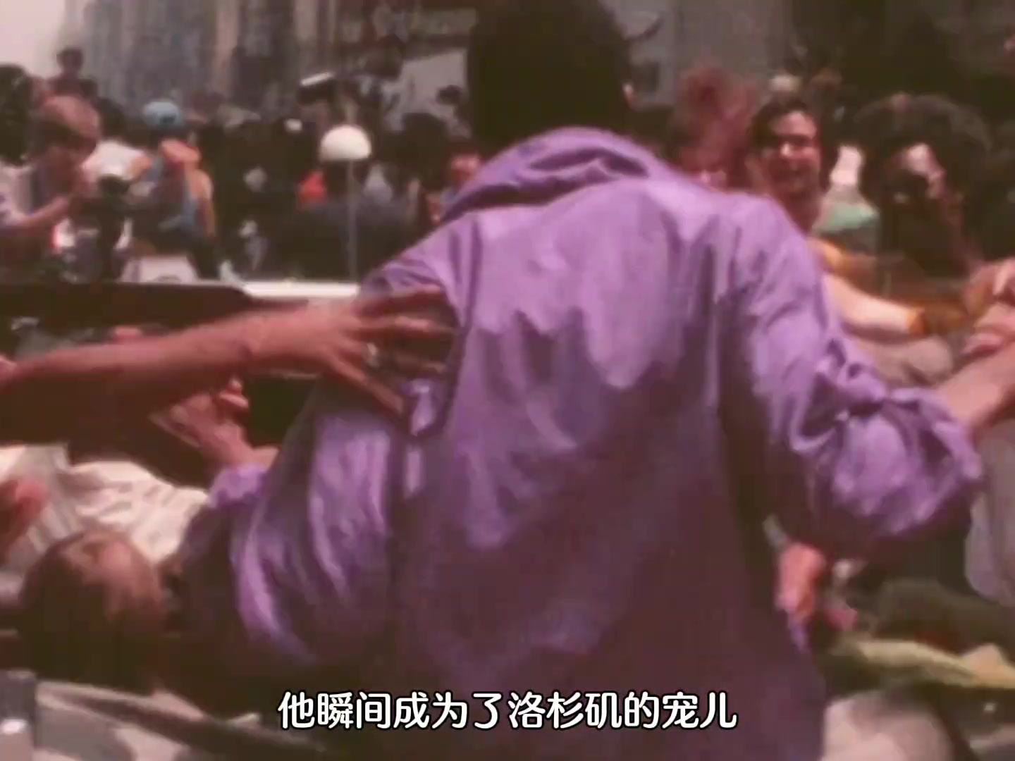 谁能拒绝100个穿比基尼的美女魔术师-约翰逊夺冠后多潇洒