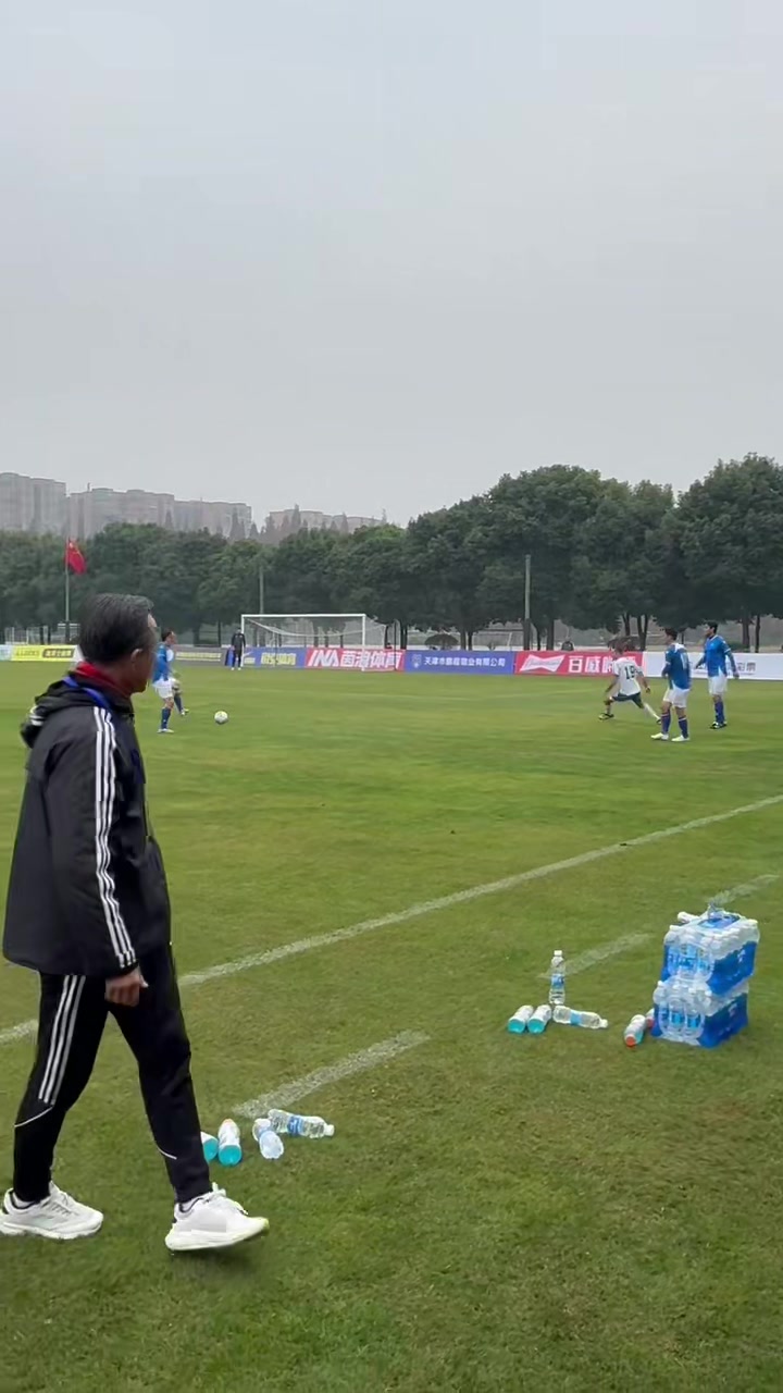 奚志康指挥时不忘奚落对方球员骗犯规唉啥你一个人踢球啊